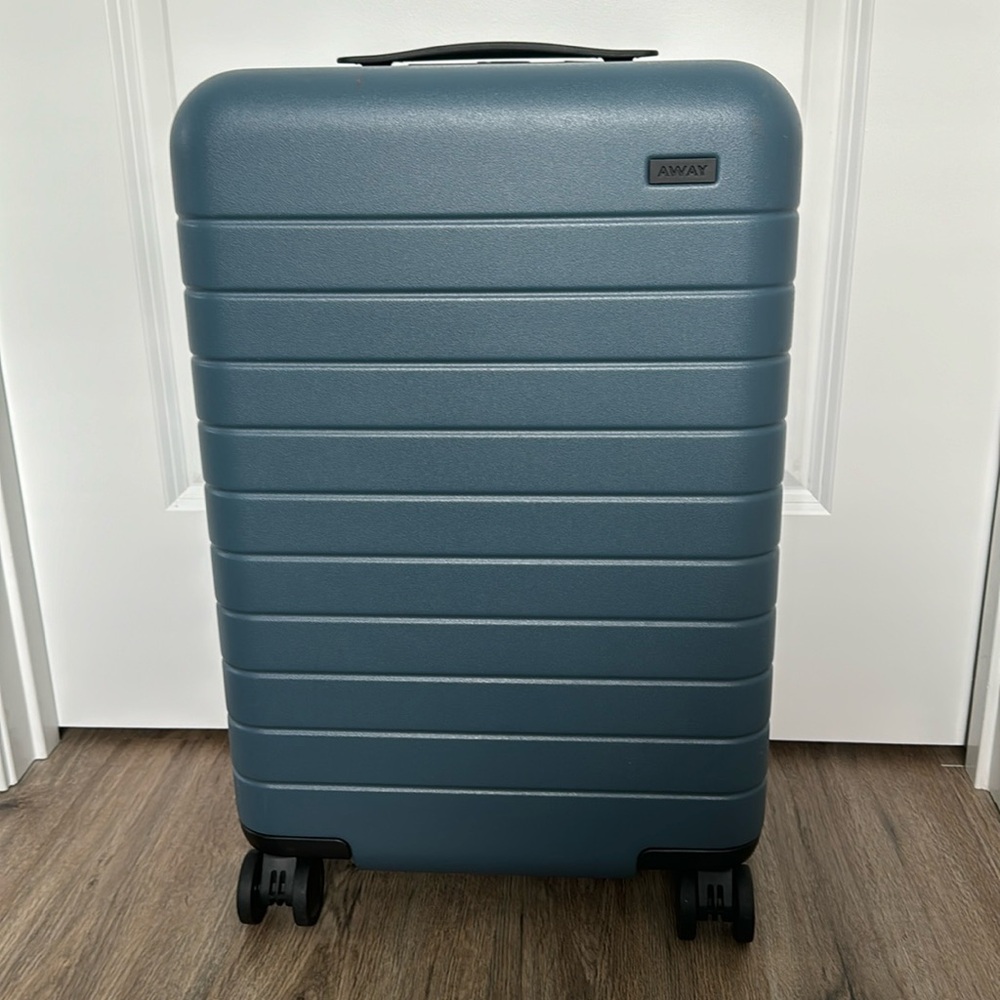 AWAY CARRY-ON LARGE FLEX BAG/good condition